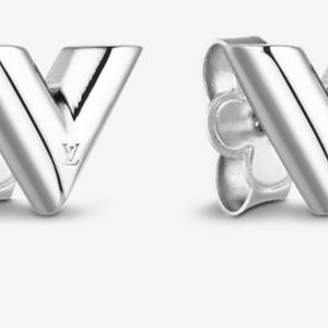 Essential v stud earrings